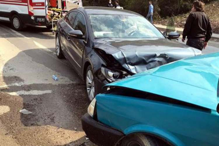 İki otomobil &ccedil;arpıştı: 4 yaralı
