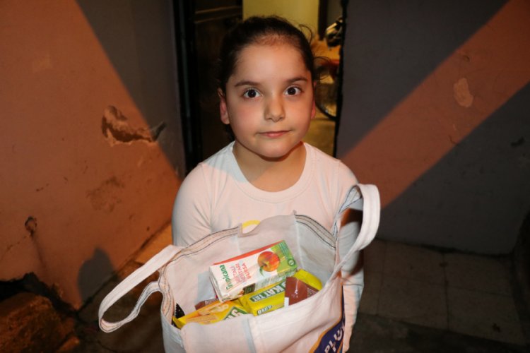 K&uuml;&ccedil;&uuml;k kız mail attı, polis ekipleri cips ve &ccedil;ikolata getirdi