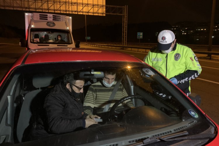 Sokağa &ccedil;ıkma yasağının ardından denetimler gece de devam ediyor