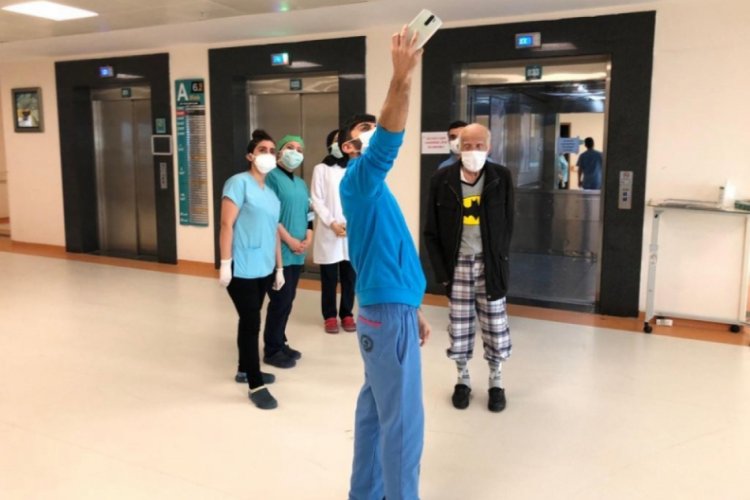 90 yaşındaki Alzheimer hastası korona vir&uuml;s&uuml; yendi