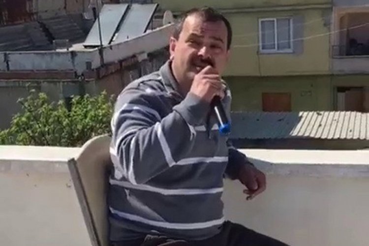 Sokağa &ccedil;ıkma yasağında damda m&uuml;zik ziyafeti