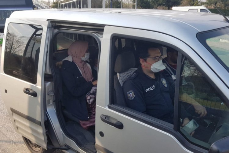 Bursa'da hastaneye giderken yolda kalan anne kızın imdadına polis yetişti