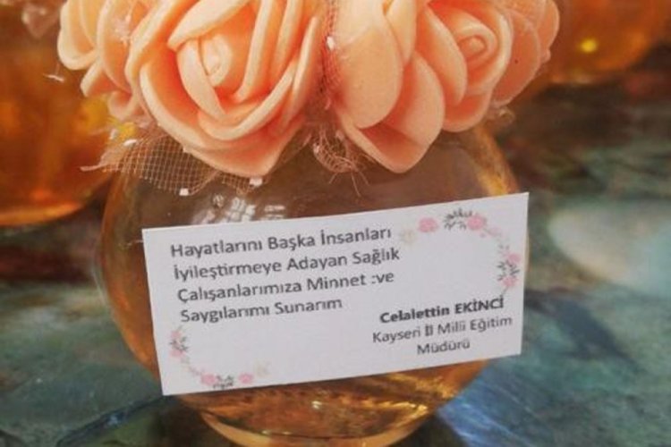 Milli Eğitim M&uuml;d&uuml;r&uuml;'nden sağlık &ccedil;alışanlarına jest