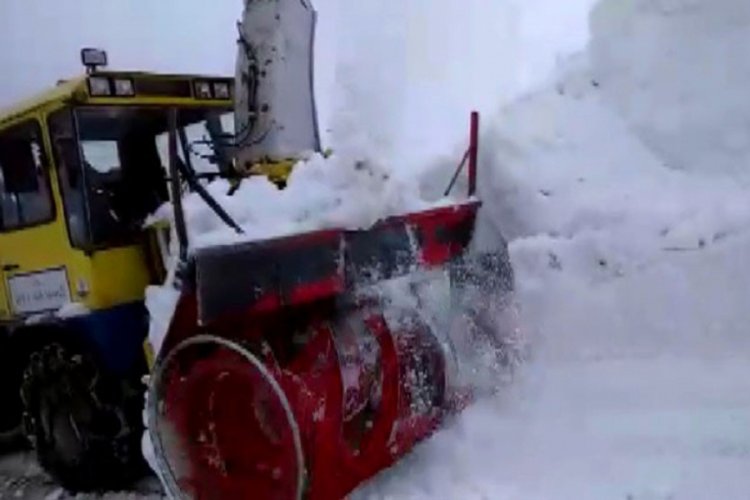 Kar kalınlığının 7-8 metre olduğu b&ouml;lgede yol a&ccedil;ma &ccedil;alışması başlatıldı