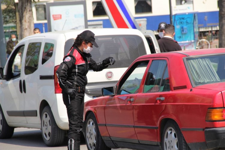 İzmir polisinden sokağa &ccedil;ıkma yasağının son g&uuml;n&uuml;nde sıkı denetim