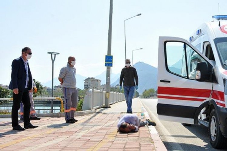 Alkoll&uuml; kişi kaldırımda sızdı!