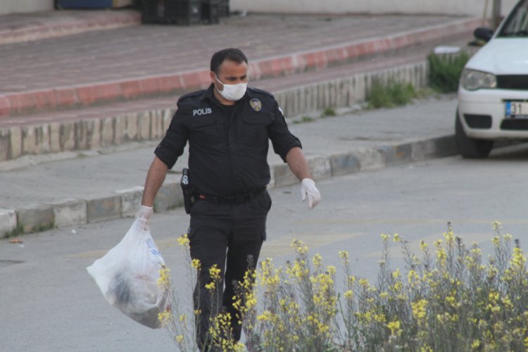 Polisler sokaklardaki &ccedil;&ouml;pleri topladı