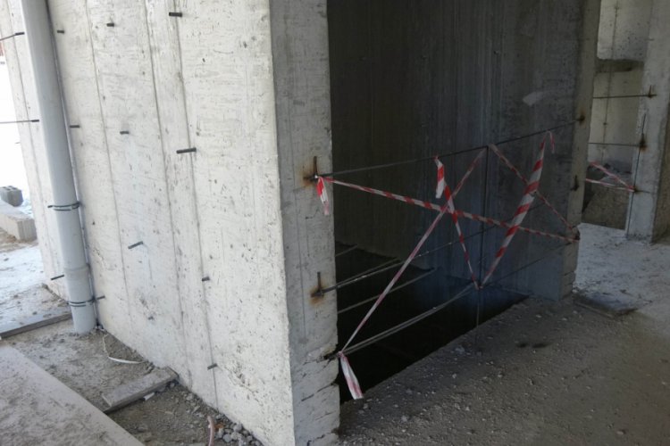 Asans&ouml;r boşluğuna d&uuml;şen &ccedil;ocuk &ouml;ld&uuml;