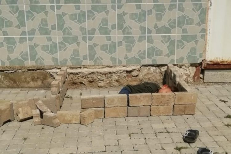 Polisi g&ouml;r&uuml;nce, taşların arkasına saklandılar