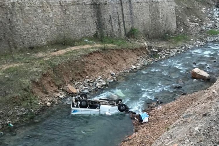 Kamyonet dereye yuvarlandı: 1 &ouml;l&uuml;