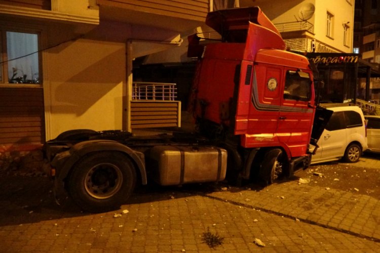 Kontrolden &ccedil;ıkan tır 3 araca &ccedil;arpıp durabildi