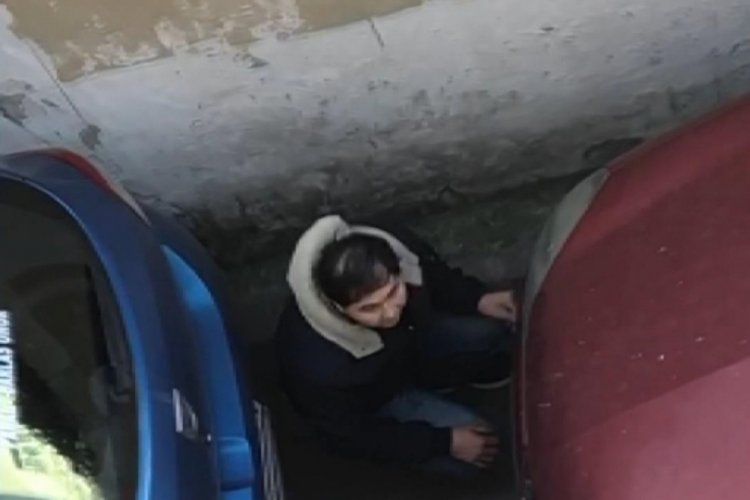 Sokağa &ccedil;ıkma yasağında polisten b&ouml;yle saklandı