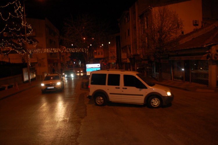 Yasağın ardından ara&ccedil; ve yayalar sokağa akın etti