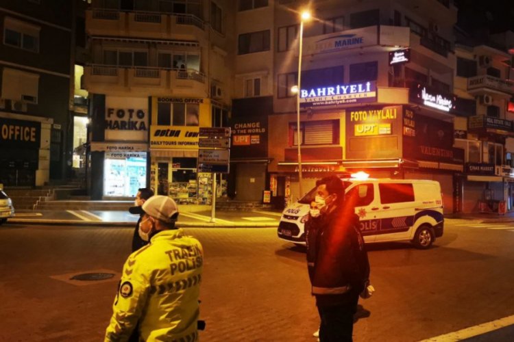 Marmaris'te bir vatandaş Bakan Soylu i&ccedil;in bayrakla sokağa &ccedil;ıktı