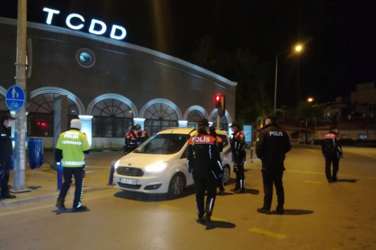Sokağa &ccedil;ıkma yasağının ardından polis, denetimlere devam etti
