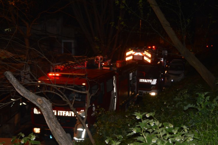 İki katlı ahşap bina alev alev yandı