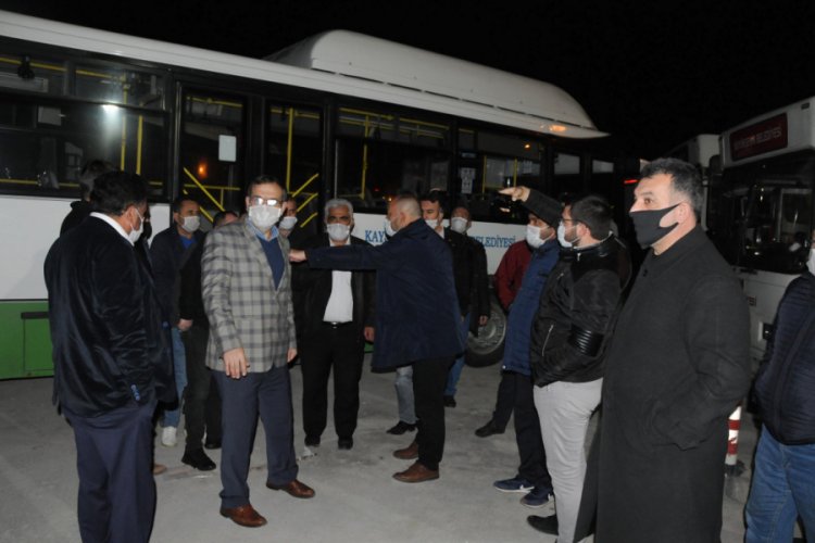 Halk otob&uuml;s&uuml; şof&ouml;rleri yol kapatıp eylem yaptı