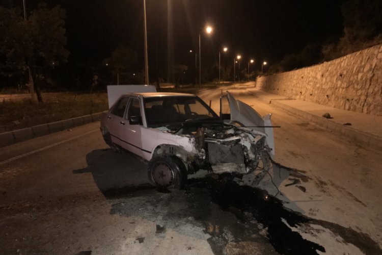 Alkoll&uuml; s&uuml;r&uuml;c&uuml;, d&uuml;z yolda kaza yaptı
