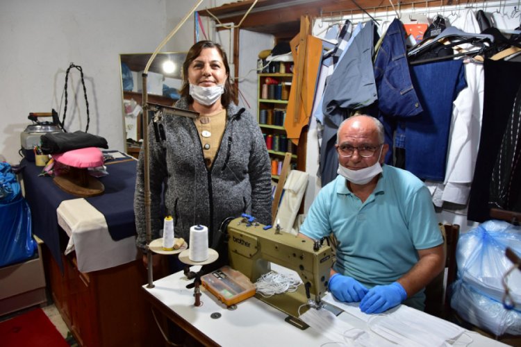 Emekli terzi, at&ouml;lyeye &ccedil;evirdiği evinde sağlık&ccedil;ılara maske yapıyor