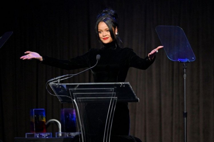 Rihanna: Ne alb&uuml;m&uuml;, burada d&uuml;nyayı kurtarıyorum!