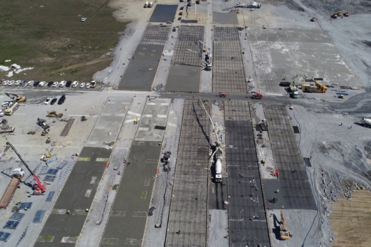 Atat&uuml;rk Havalimanı'na yapılan hastane inşaatında zemine beton d&ouml;k&uuml;m&uuml; başlandı