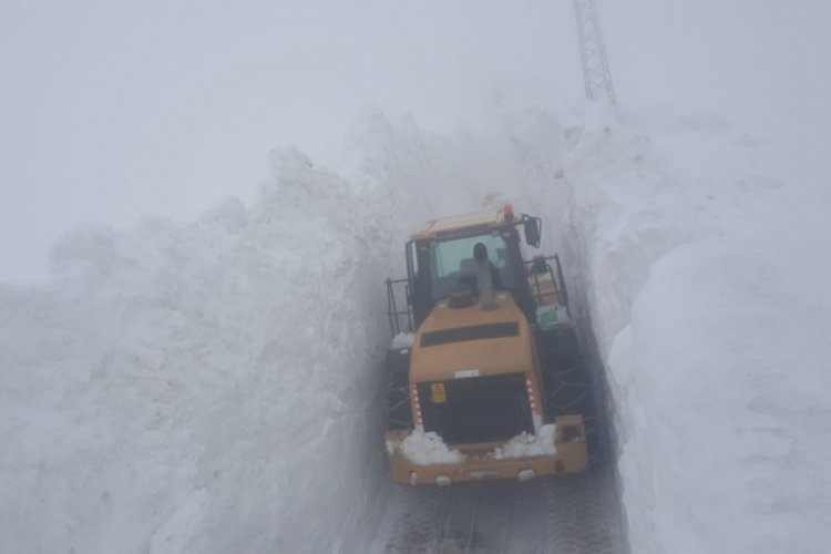 Askeri &uuml;s b&ouml;lgesinin 5 metre karla kapanan yolu a&ccedil;ıldı