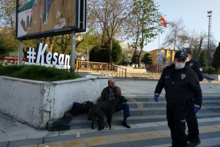 Parkta i&ccedil;ki i&ccedil;en kişiye 'koronavir&uuml;s' cezası