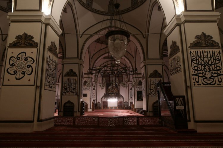 621 yıllık Bursa Ulu Cami'deki sessizlik b&ouml;yle g&ouml;r&uuml;nt&uuml;lendi