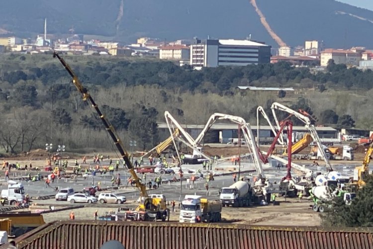 Sancaktepe'deki hastanenin zemin betonunu d&ouml;kme &ccedil;alışmaları başladı