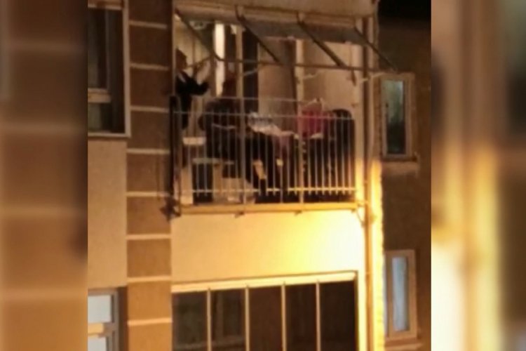 Bursa'da balkonda fasıl gecesi d&uuml;zenlediler