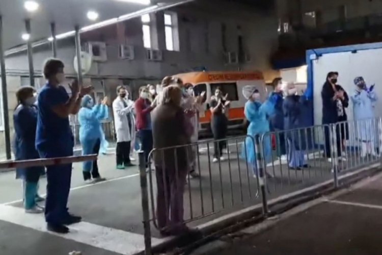 Bulgaristan'da doktorlardan evde kalan halka alkışlı destek