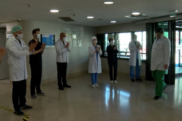 Koronavir&uuml;s&uuml; yenen doktor g&ouml;revine alkışlarla d&ouml;nd&uuml;
