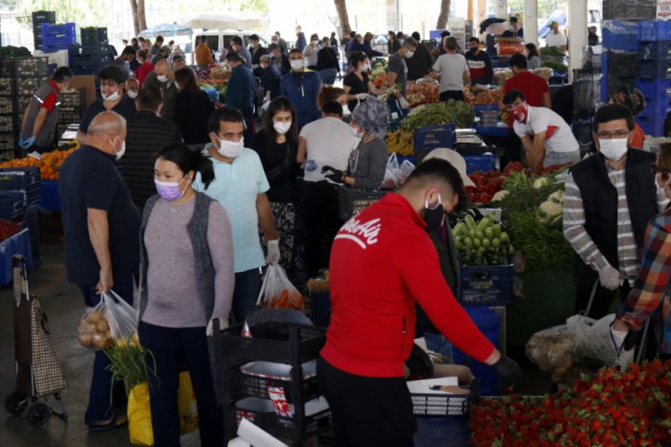 Pazarlarda sosyal mesafeye uyulmadı