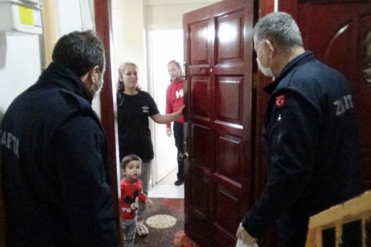Bebeğine s&uuml;t bulamayan kadının yardımına zabıta koştu