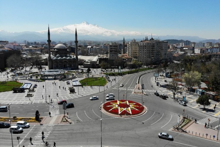 Kayseri'de sokağa &ccedil;ıkma yasağının bitmesiyle trafik yoğunluğu havadan g&ouml;r&uuml;nt&uuml;lendi