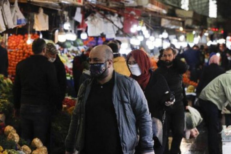 Sokağa &ccedil;ıkma yasağı sonrası pazarda yoğunluk