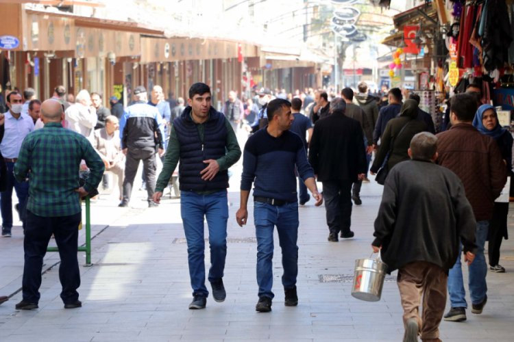 Gaziantepliler yasak bitince &ccedil;arşıya akın etti