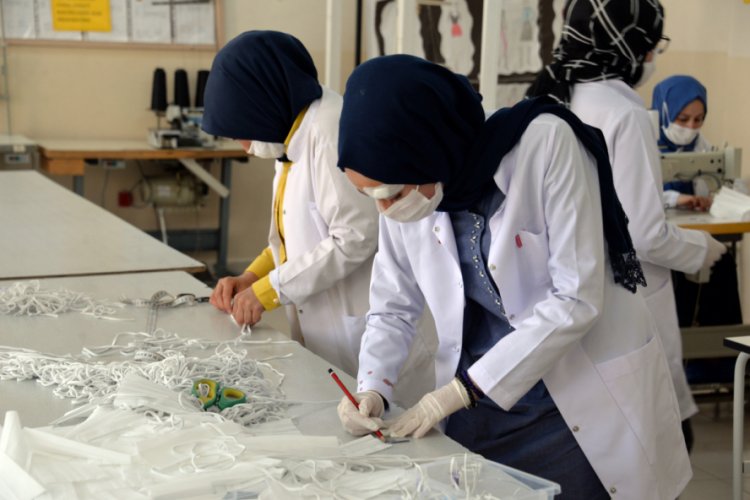Lisedeki at&ouml;lyede g&uuml;nde 3 bin maske &uuml;retimi
