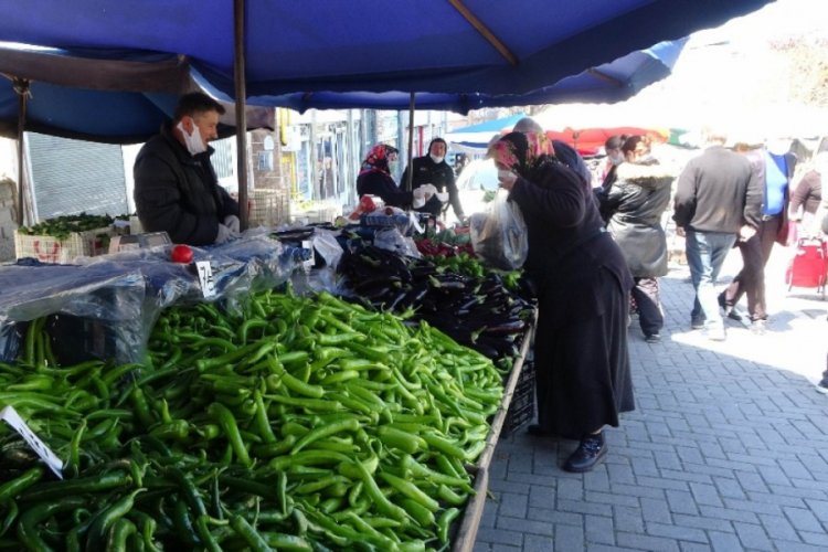 Sokağa &ccedil;ıkma yasağının ardından vatandaşlar pazara y&ouml;neldi
