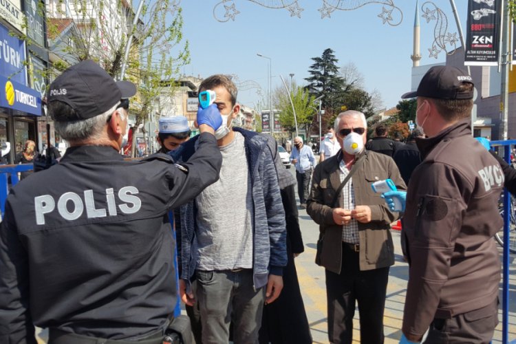 D&uuml;zce'de caddeye girenlerin ateşi &ouml;l&ccedil;&uuml;ld&uuml;