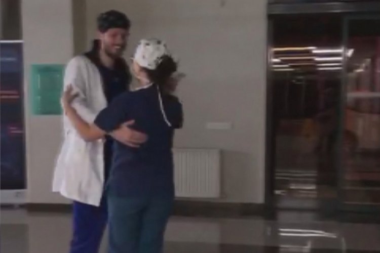 Sağlık &ccedil;alışanı &ccedil;ift d&uuml;ğ&uuml;n danslarını hastanede yaptı!