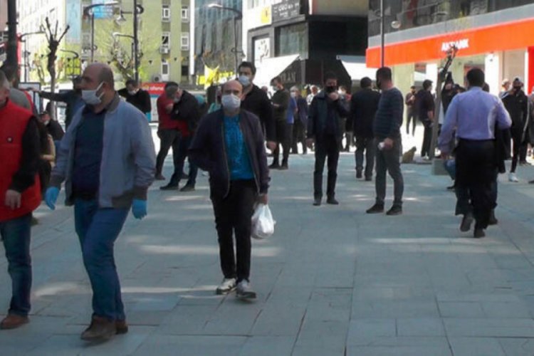 Karab&uuml;k'te caddelerde maskeli yoğunluk