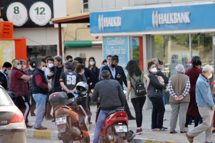 Kredi sırasında sosyal mesafeyi unuttular