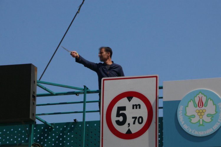 Elinde bı&ccedil;akla &ccedil;ıktığı &uuml;st ge&ccedil;itte polislere zor anlar yaşattı