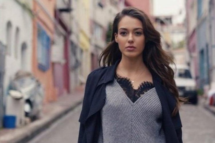 Dilan &Ccedil;i&ccedil;ek Deniz, amuda kalkarak poz verdi