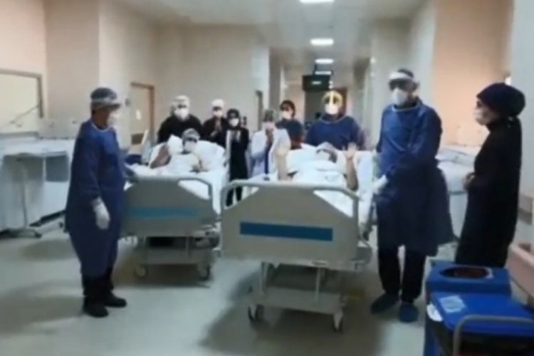 Koronavir&uuml;s hastası 2 kişi, yoğun bakımdan servise alkışlarla alındı