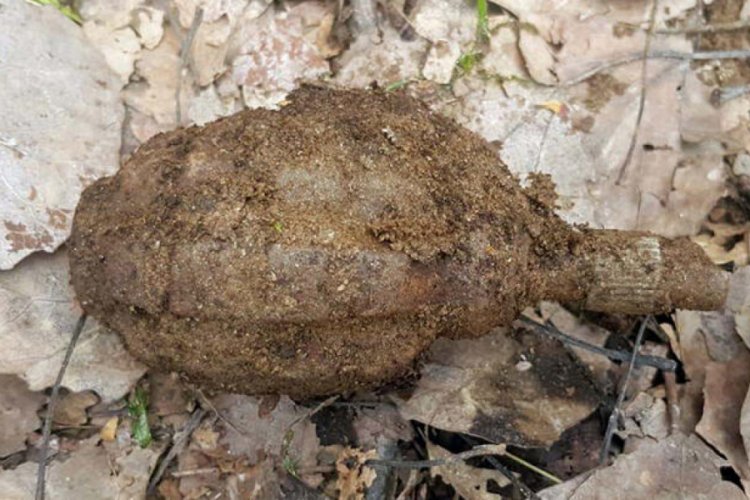 PKK'lı ter&ouml;ristlerce toprağa g&ouml;m&uuml;lm&uuml;ş el bombası bulundu