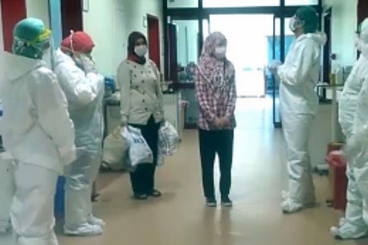 Coronayı yenen 11 yaşındaki &ccedil;ocuk alkışlarla uğurlandı!
