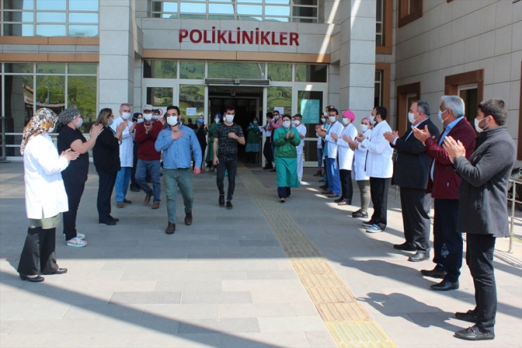 Koronayı yenen Manisalı 2 gen&ccedil; evlerine uğurlandı