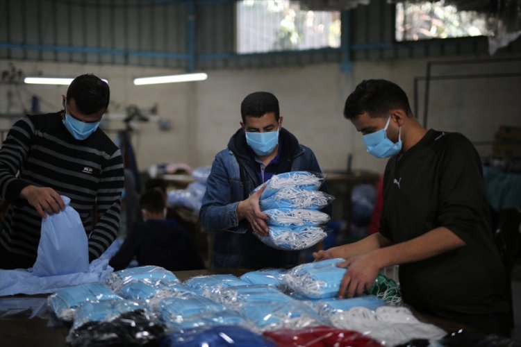 Gazze'de koruyucu kıyafet ve maske &uuml;retiliyor